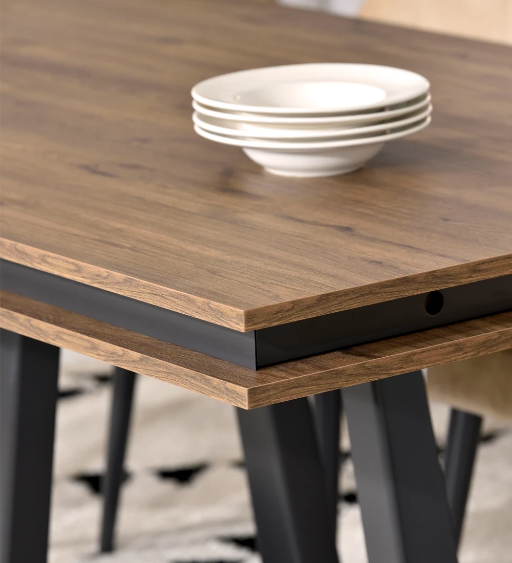 Table de repas rectangulaire extensible avec plateau en chêne vieilli, pied central laqué noir.