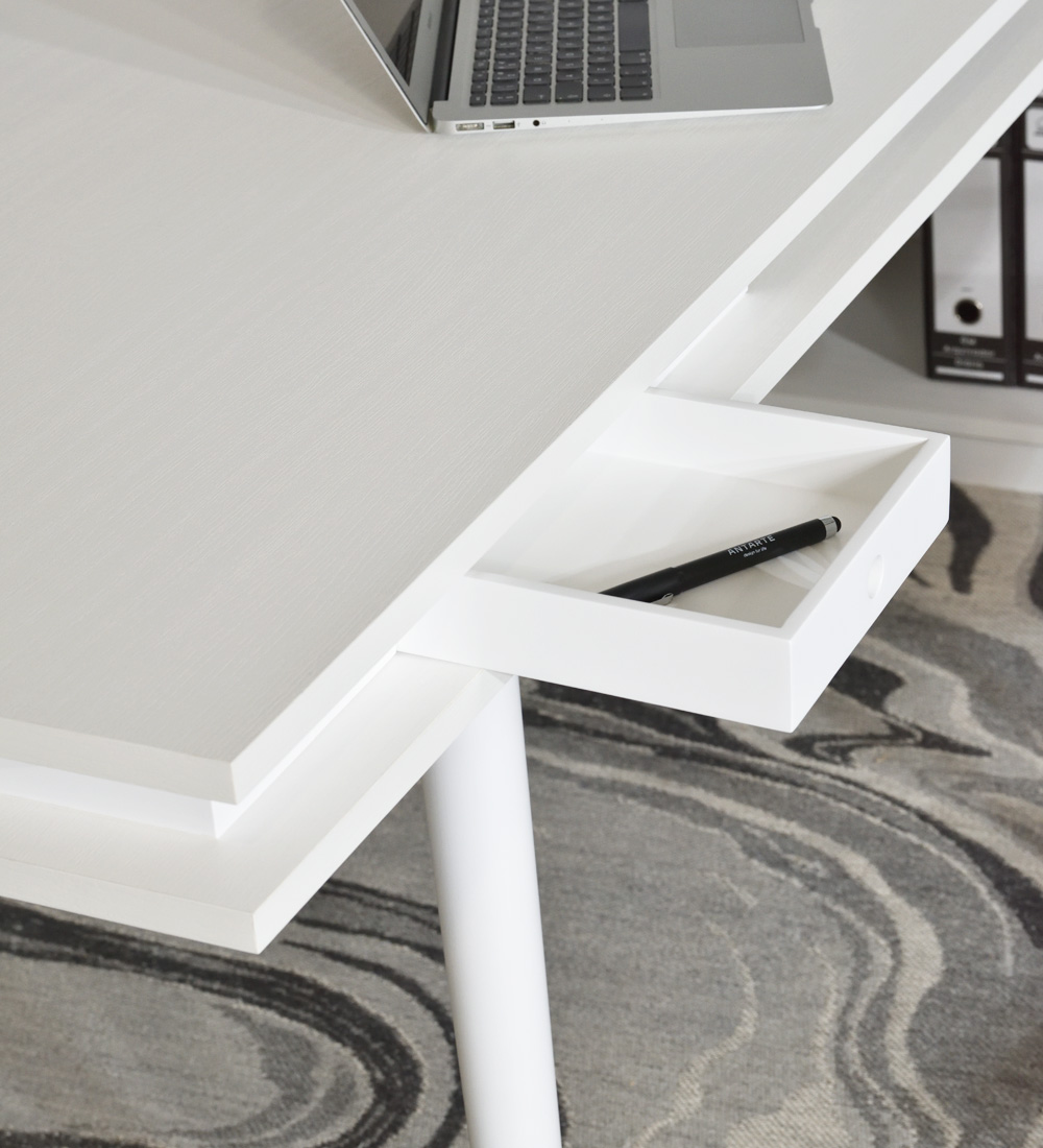 Secretária com 2 gavetas, tampo em carvalho branco e pés lacados a branco, com um móvel lateral de 2 portas, 1 gaveta e prateleiras em carvalho branco.