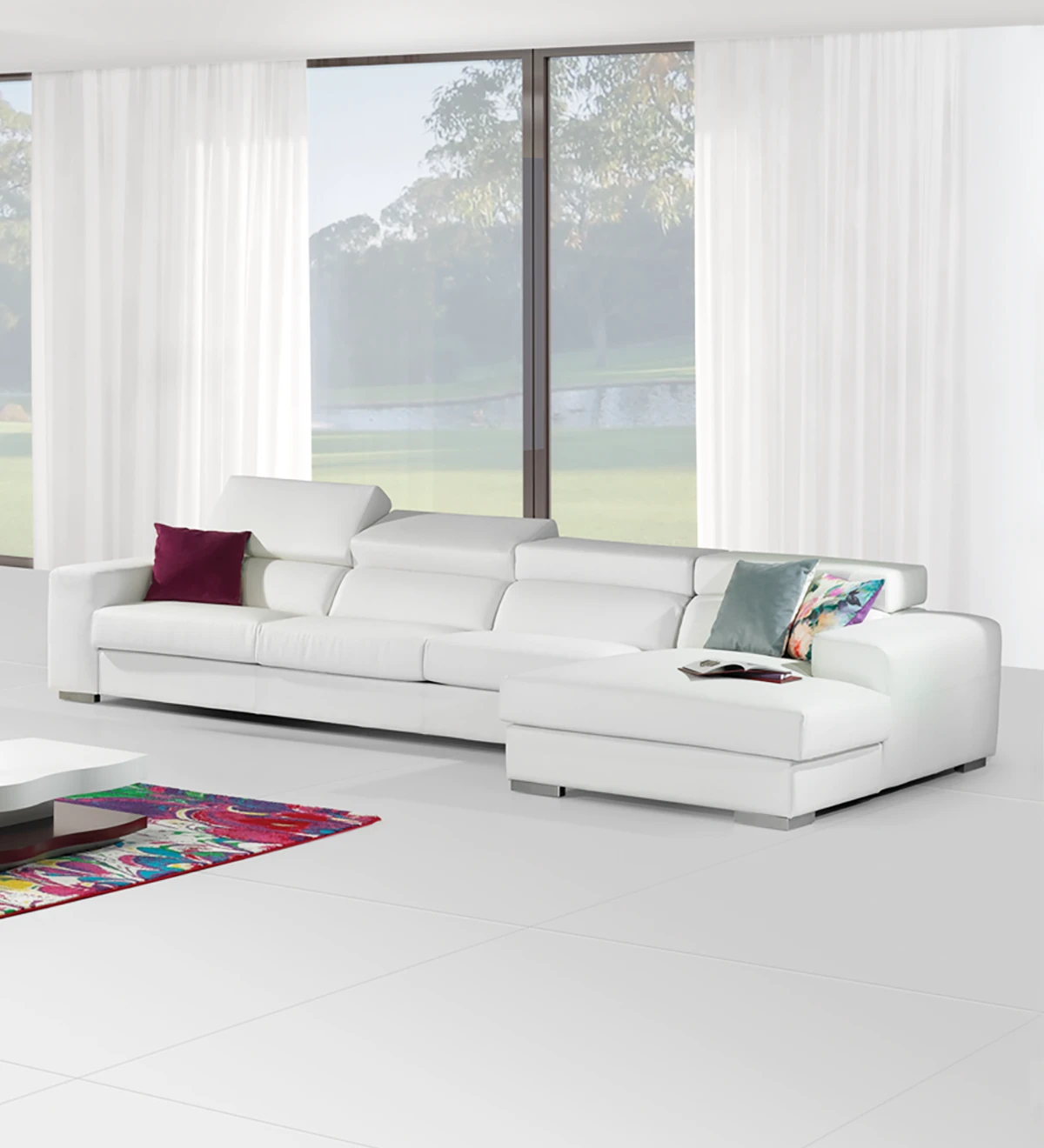Sofá de 3 plazas con chaise longue, tapizado en ecopiel blanca, con reposacabezas reclinables.