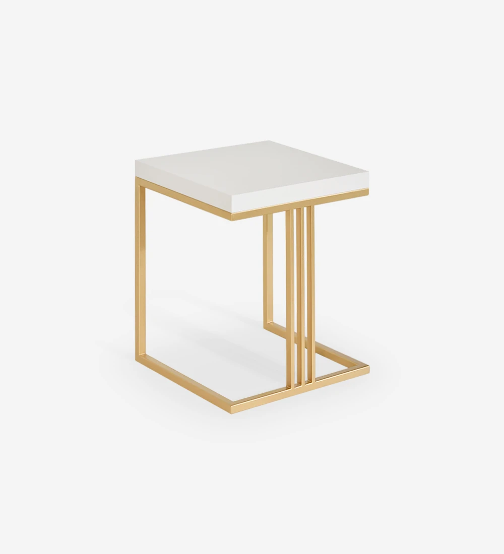 Mesa de apoio quadrada com tampo lacado a pérola e pé metálico lacado a dourado.