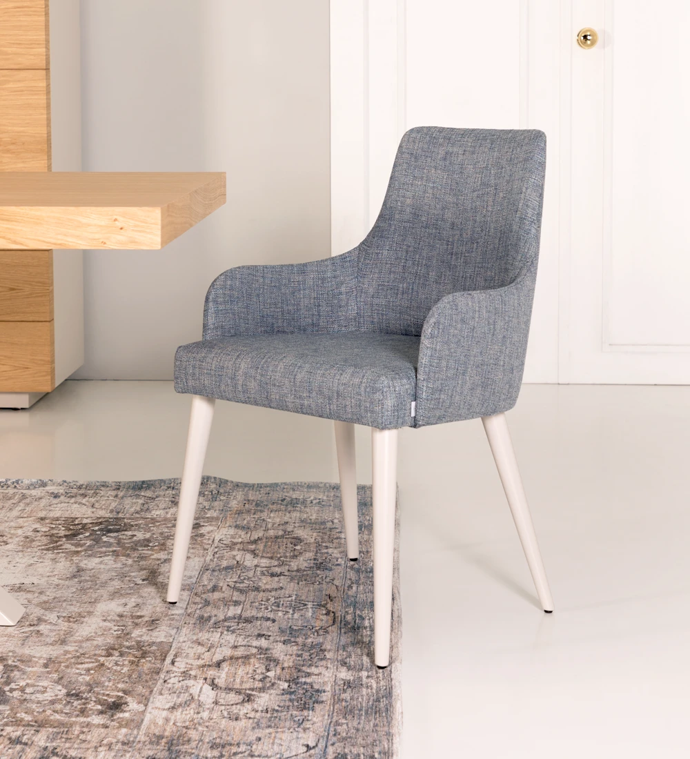 Chair with armrests upholstered in fabric, with pearl lacquered feet.
