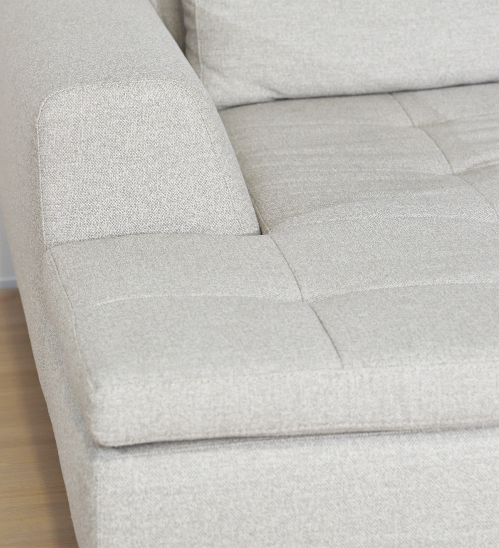 Sofá de 2 lugares com chaise longue, estofado a tecido, com pés metálicos.