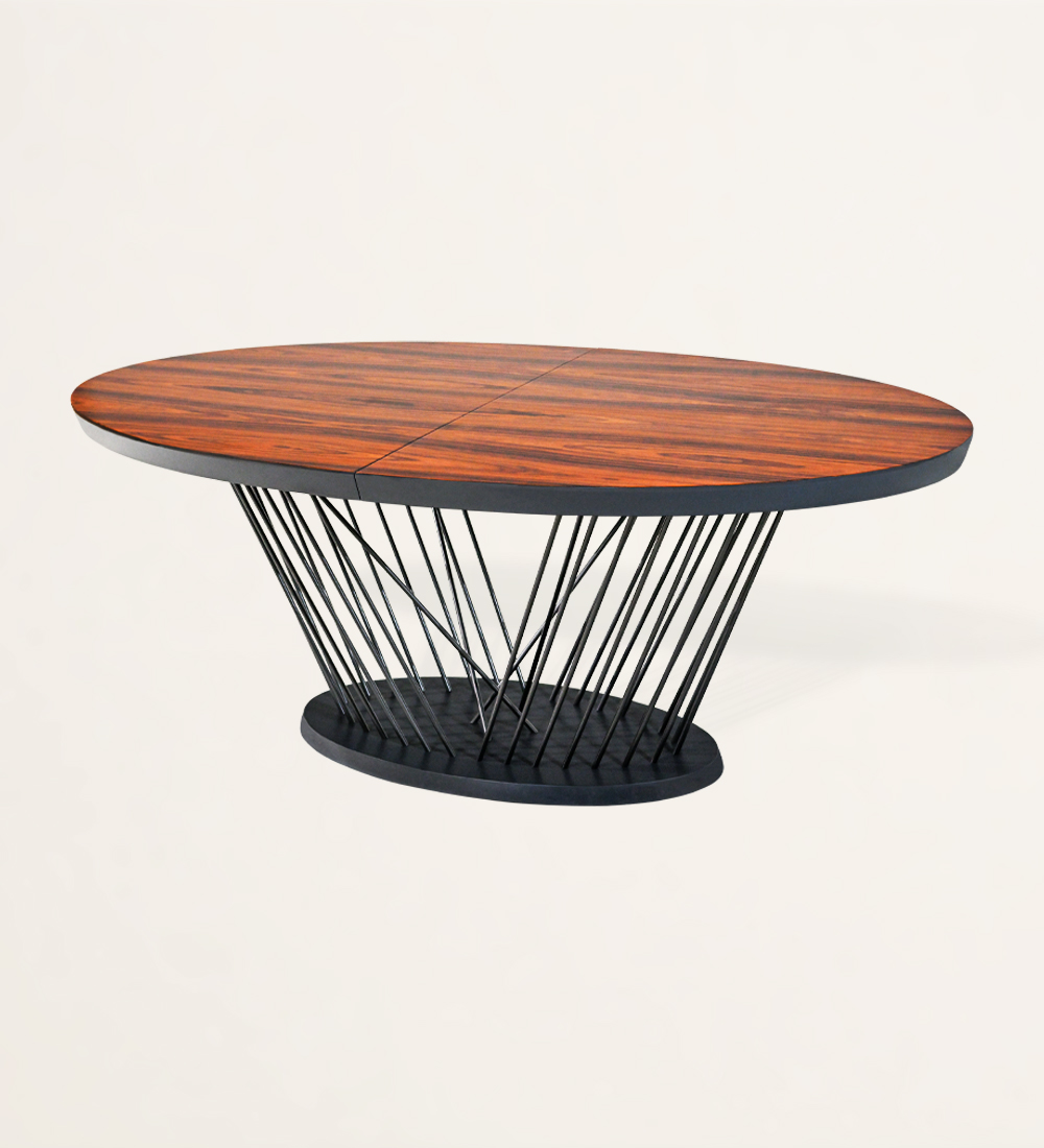Table de repas ovale extensible avec plateau en palissandre brillant et pieds et base en métal laqué noir.