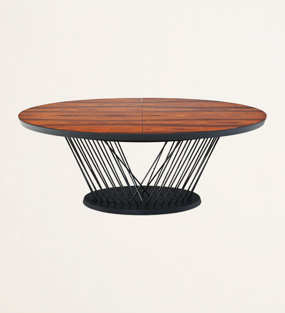 Mesa de comedor extensible ovalada con tablero de palisandro de alto brillo y pies y base de metal lacado en negro.