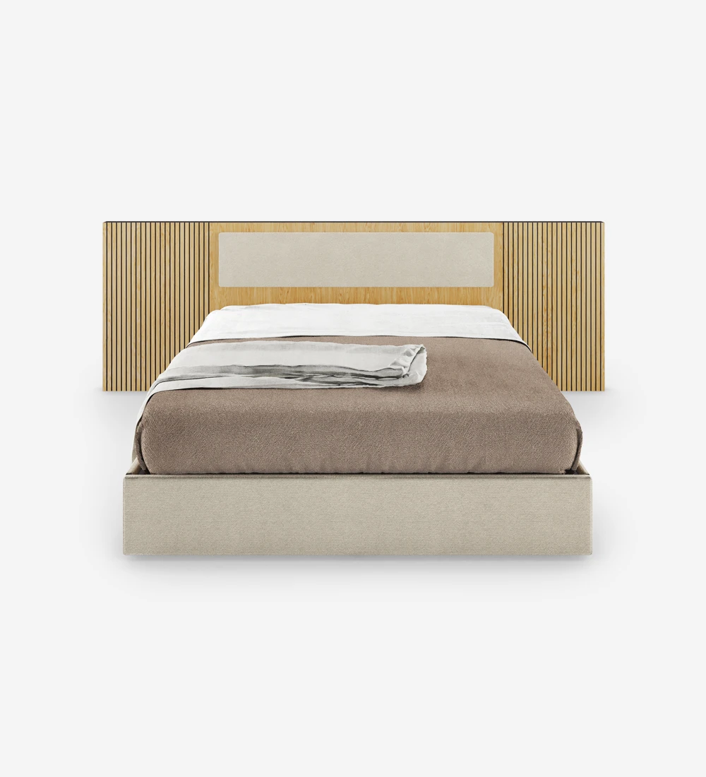 Lit double avec tête de lit centrale rembourrée, côtés de la tête de lit avec frises en chêne naturel et sommier rembourré, avec rangement via un lit surélevé.