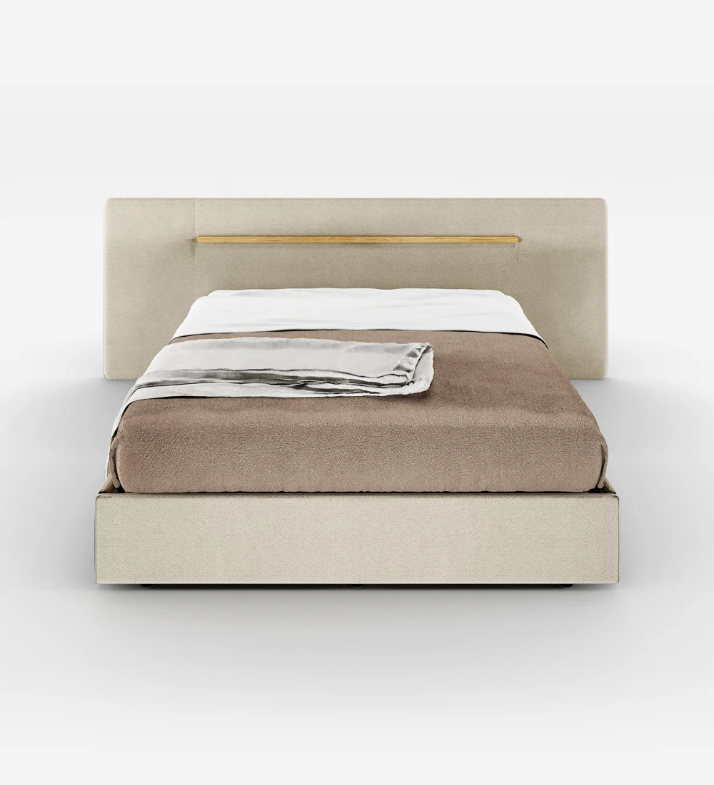 Lit double avec tête de lit rembourrée et sommier, détail en chêne naturel, avec rangement via un lit surélevé.