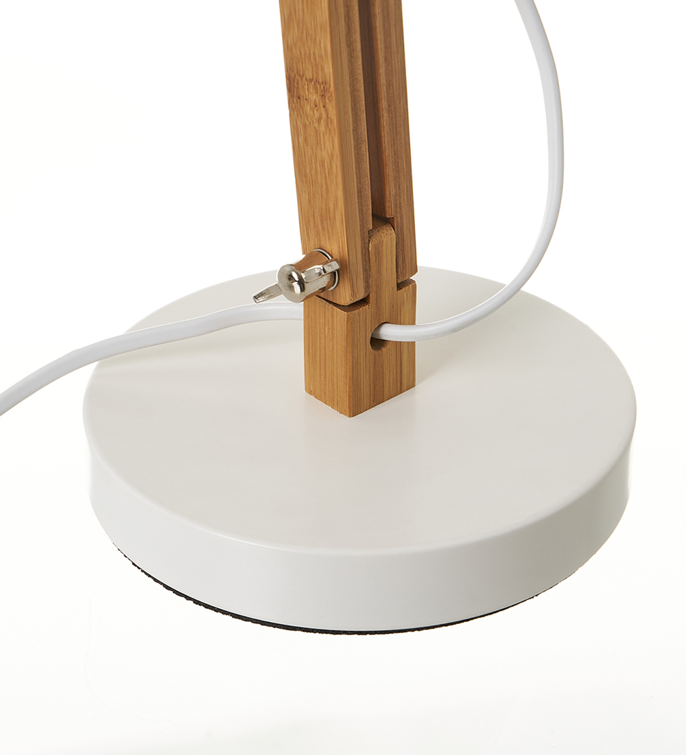 Lámpara de escritorio en metal blanco y bambú