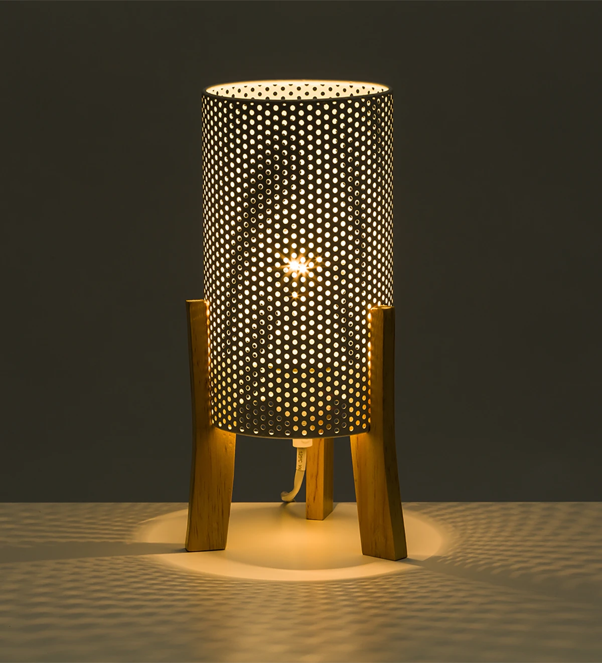  Lampe de table en métal blanc et support en bois.