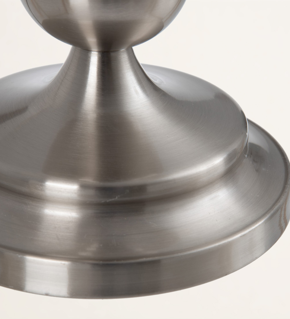Lámpara de mesa de metal plata