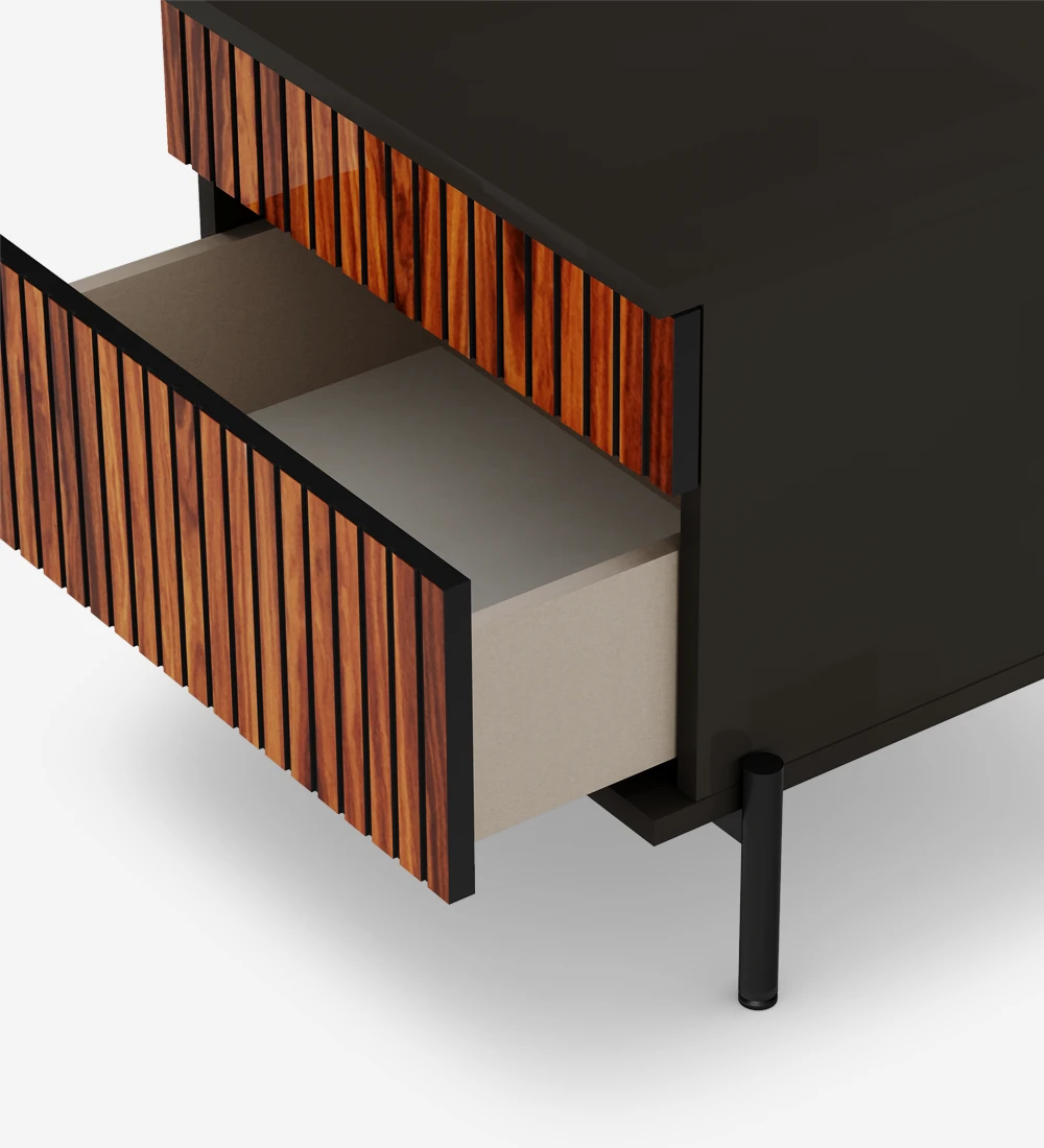 Table de chevet à 2 tiroirs avec nervures en palissandre brillant, structure noire et pieds en métal laqué noir avec niveleurs.