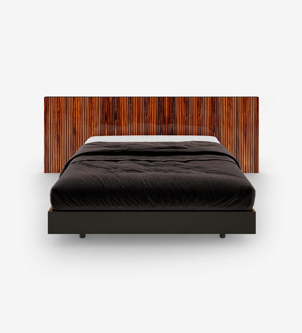 Lit double avec tête de lit avec frises en palissandre brillant et base suspendue en noir.