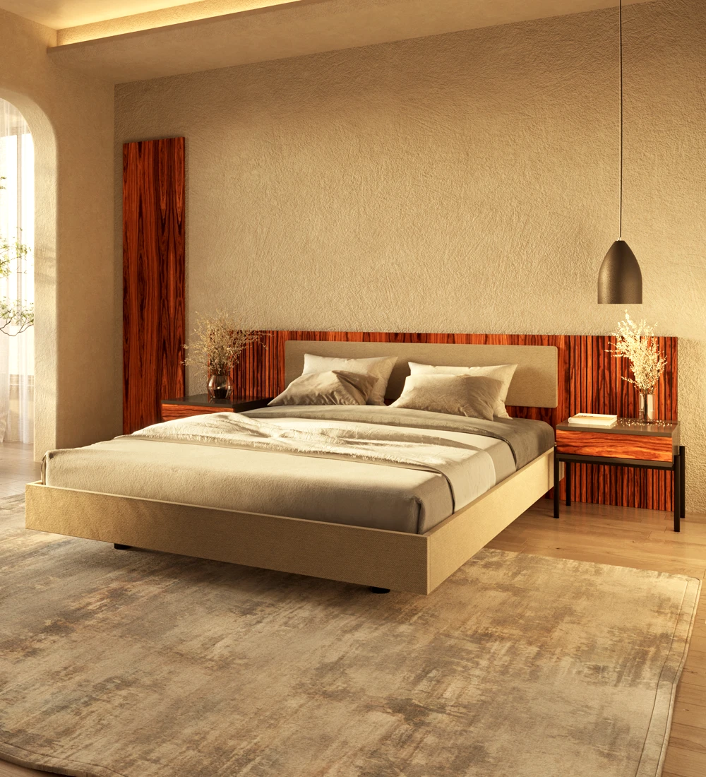 Lit double avec panneau central de la tête de lit tapissé, côtés de la tête de lit avec frises en palissandre brillant et base suspendue tapissée.