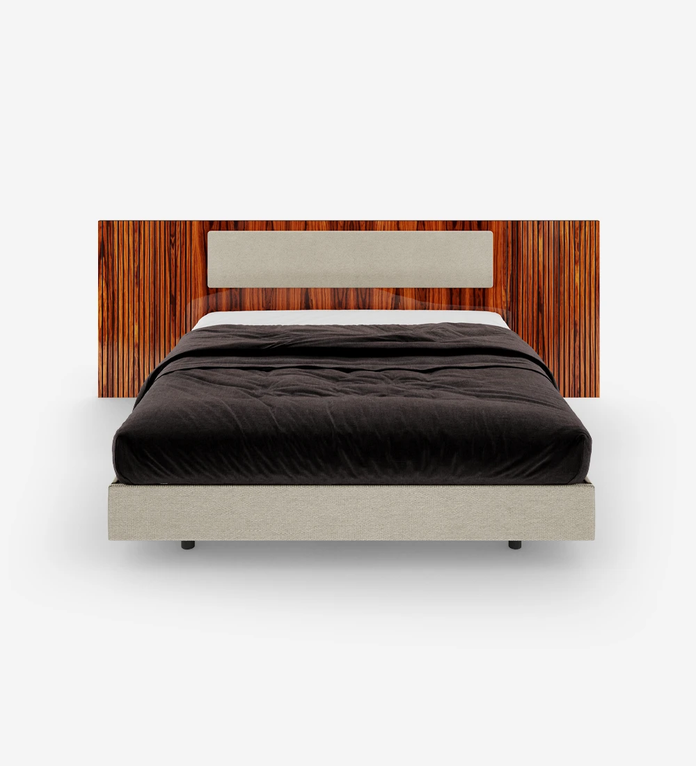Lit double avec panneau central de la tête de lit tapissé, côtés de la tête de lit avec frises en palissandre brillant et base suspendue tapissée.