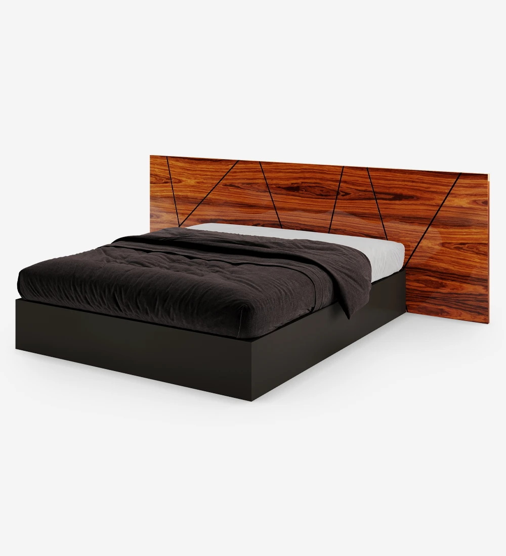 Lit double avec tête de lit abstraite en palissandre brillant et sommier noir, avec rangement via un lit surélevé.