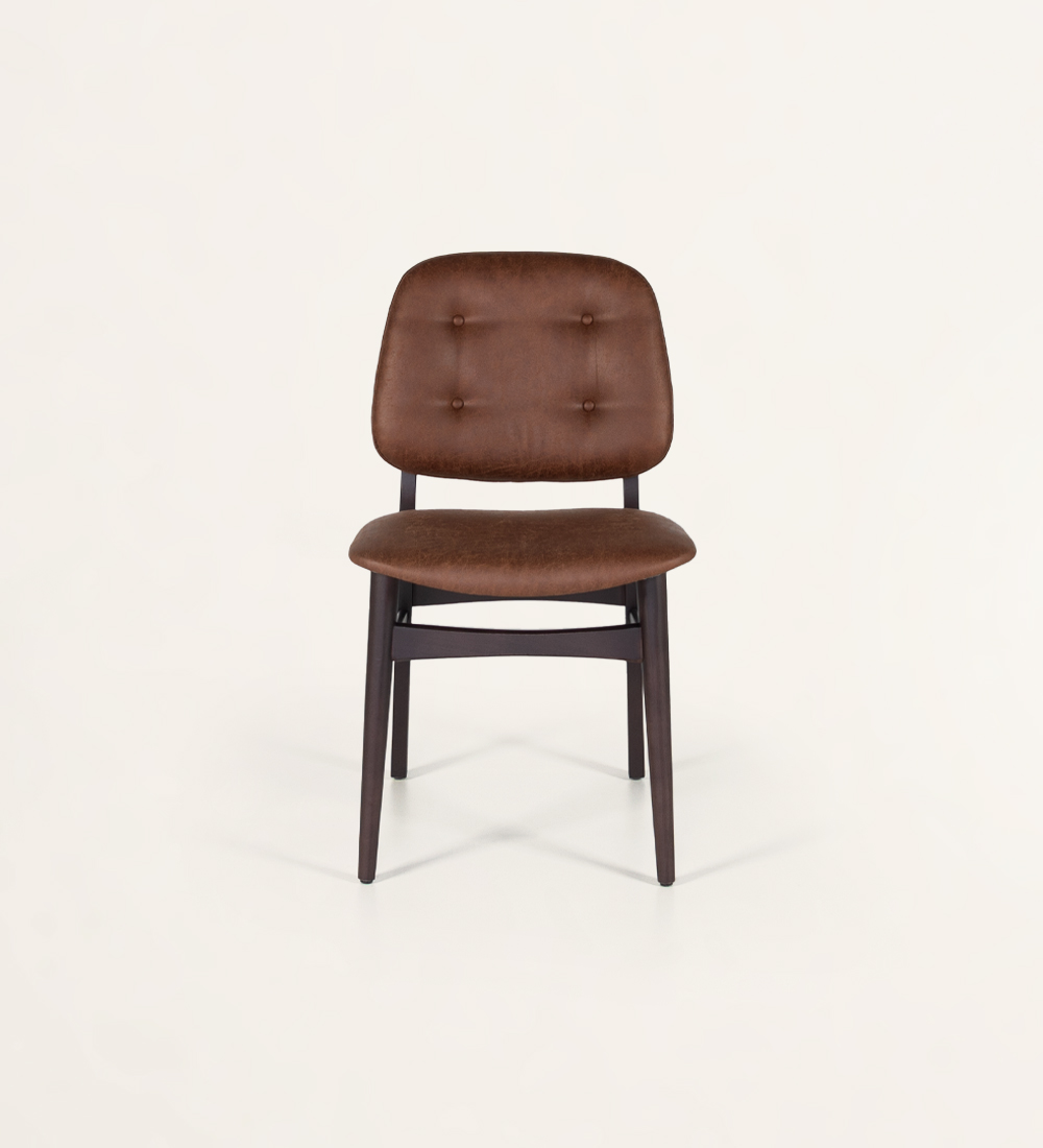 Chaise en bois de frêne, marron foncé, avec assise et dossier tapissés de tissu, 4 boutons et vifs sur le dossier.
