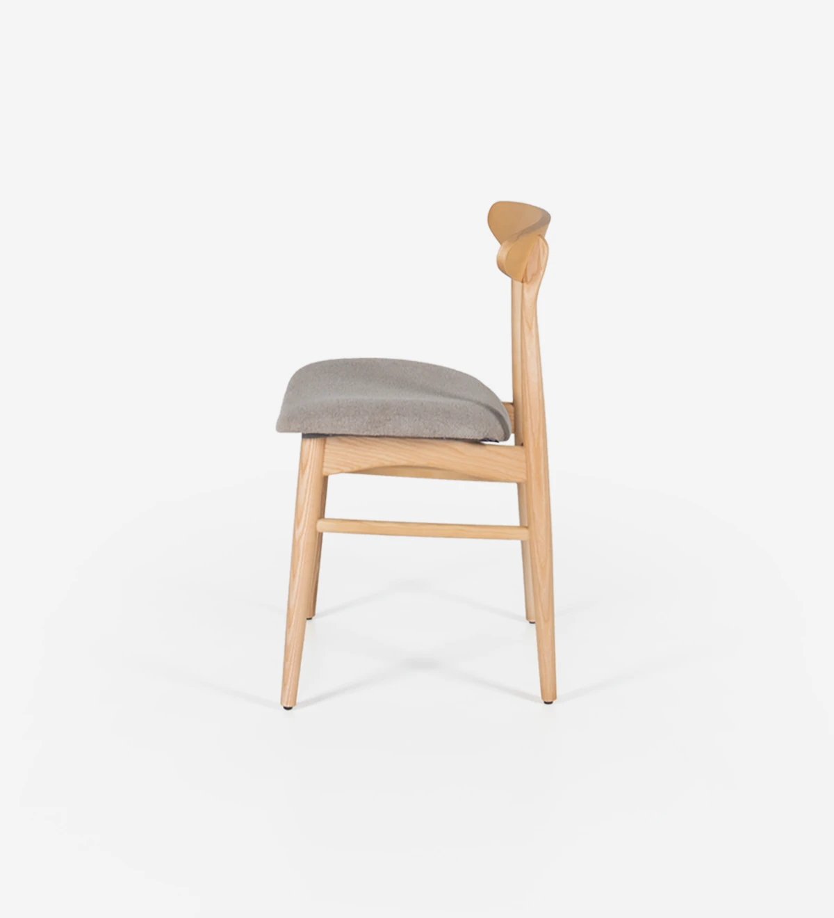 Cadeira em madeira de freixo cor natural com assento estofado a tecido.