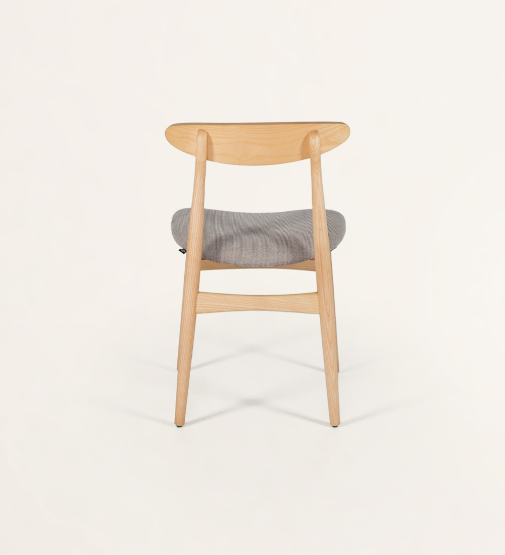 Silla de madera de fresno, color natural con asiento tapizado en tejido.