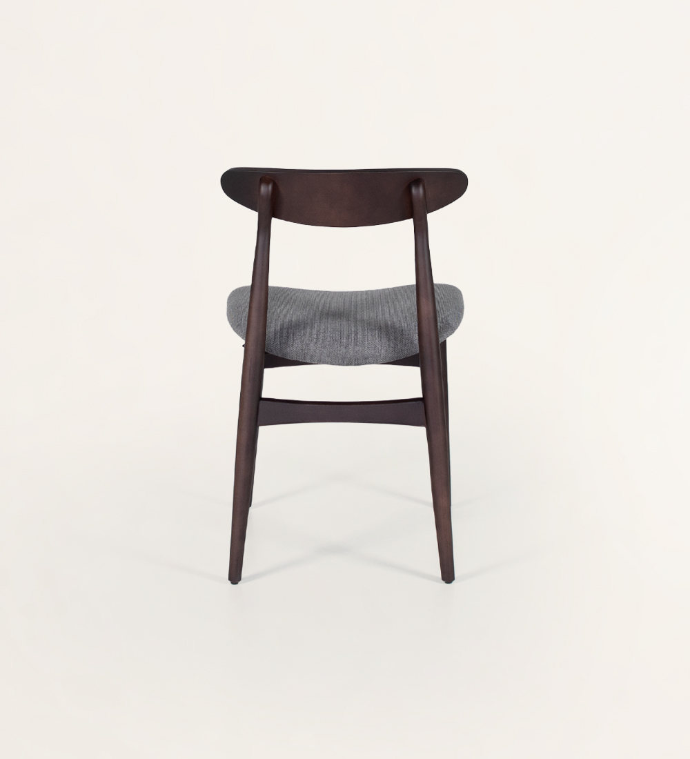 Cadeira em madeira de freixo cor castanho escuro com assento estofado a tecido
