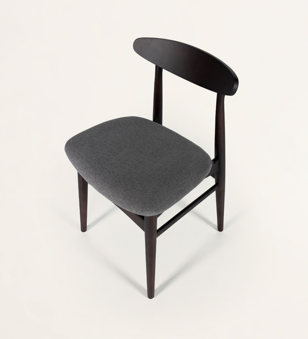 Chaise en bois de frêne couleur brun foncé avec assise recouverte de tissu.