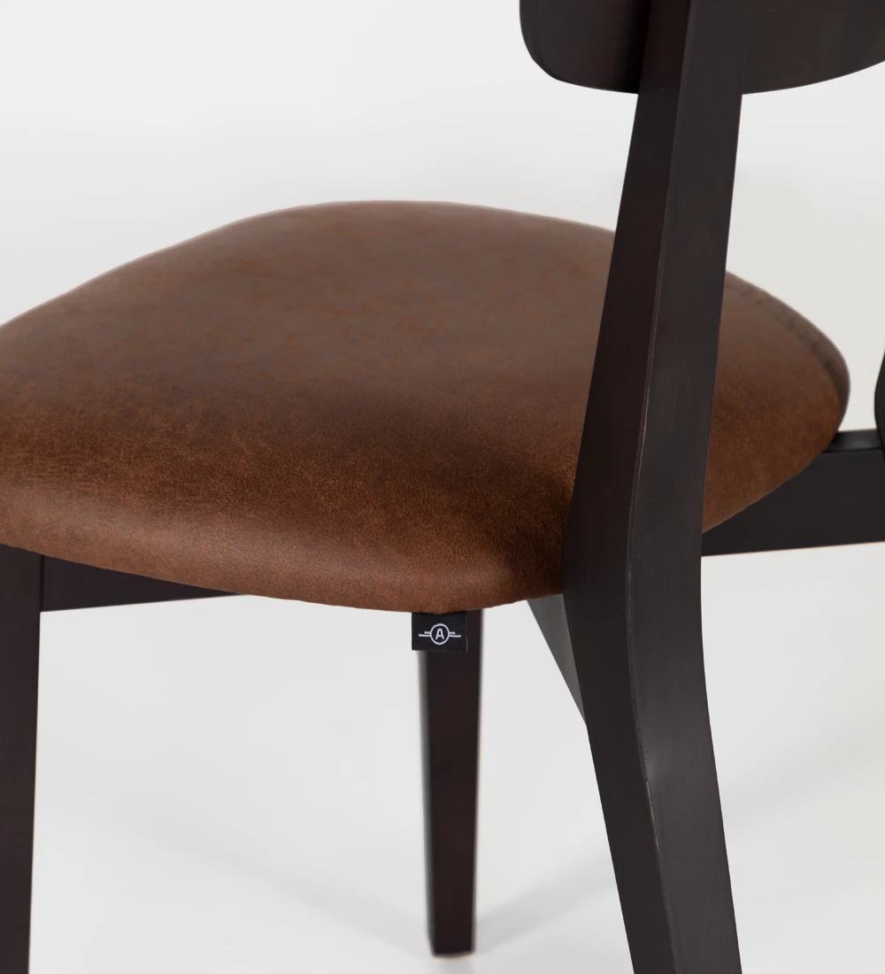 Silla de madera de fresno marrón oscuro con asiento tapizado en tejido.