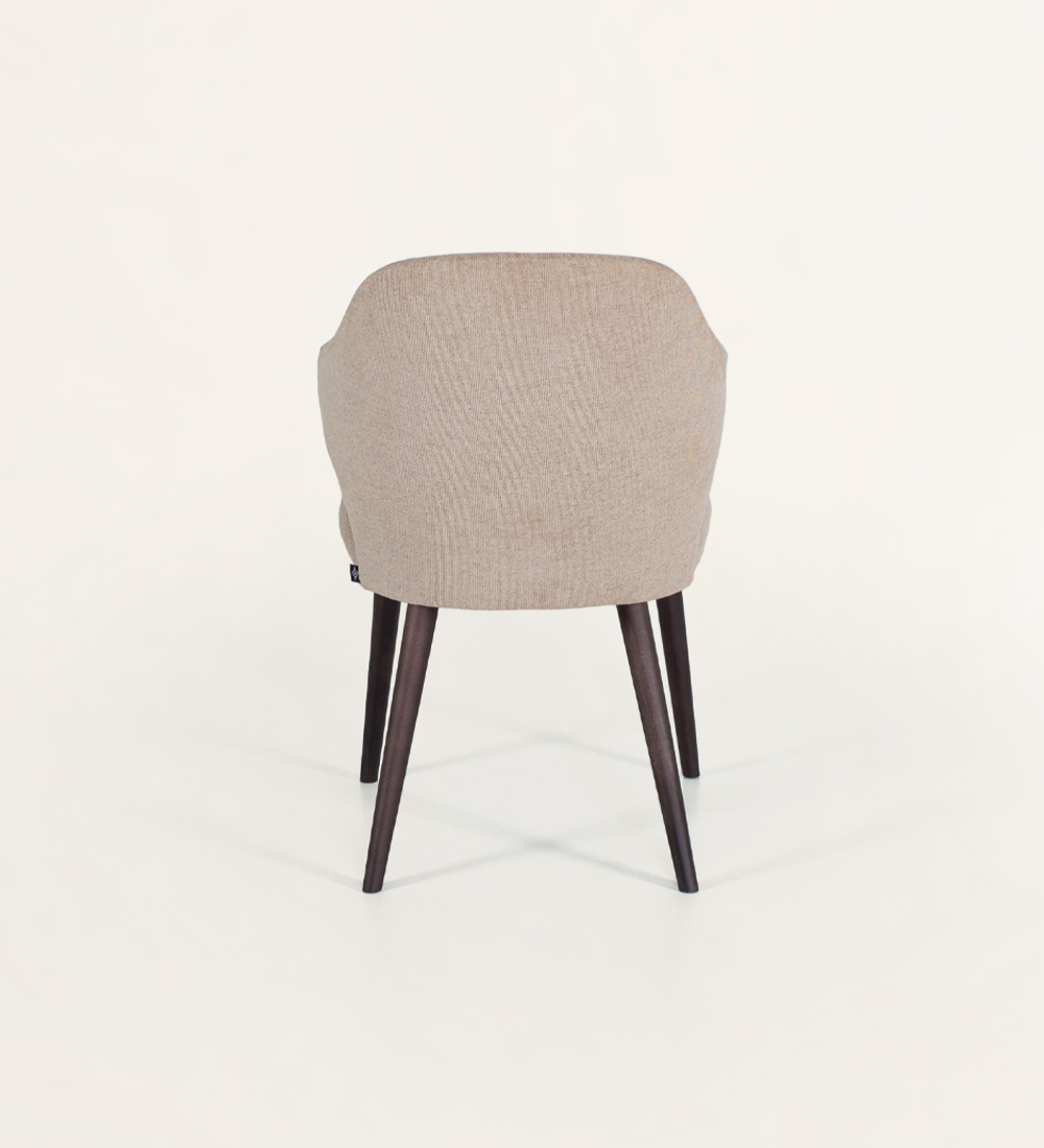 Chaise rembourrée en tissu, avec pieds en bois de frêne brun foncé.