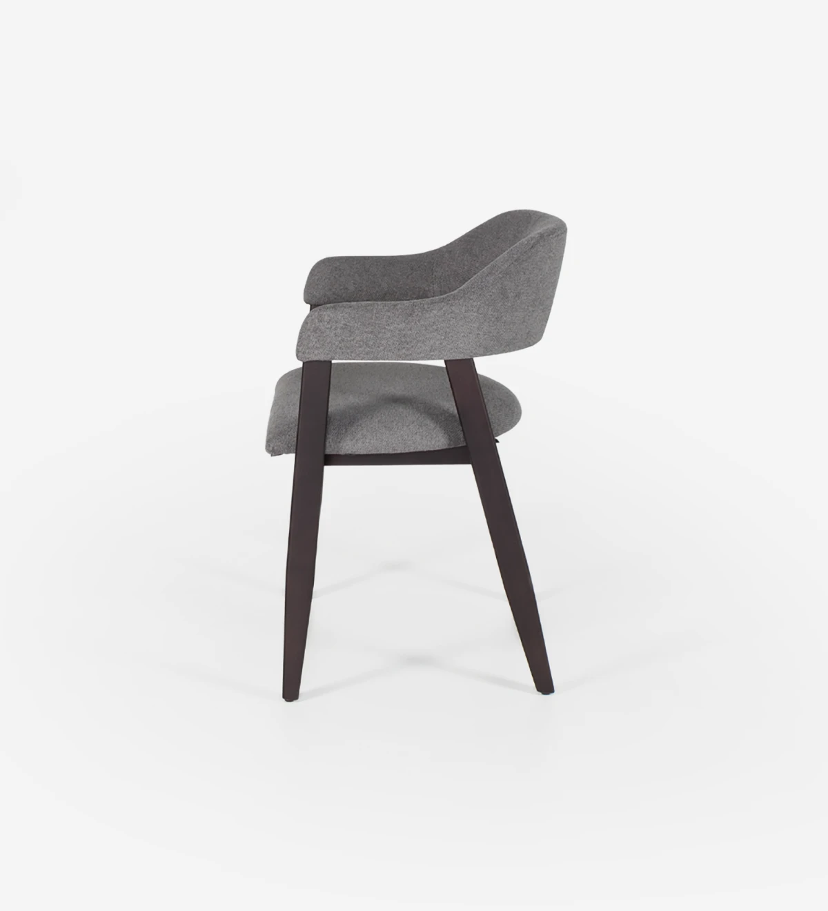 Silla de madera de fresno marrón oscuro con brazos, asiento y respaldo tapizados en tejido.