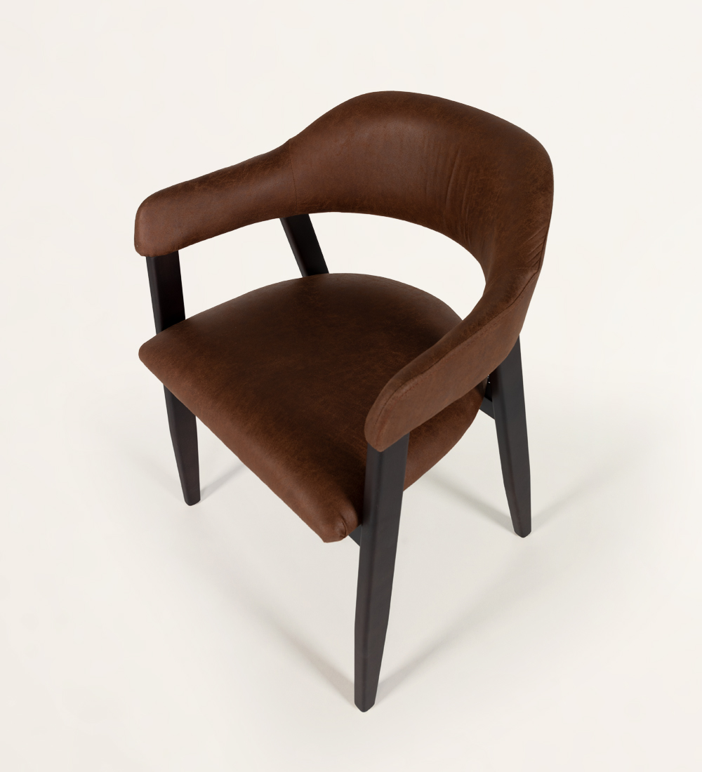 Silla de madera de fresno marrón oscuro con brazos, asiento y respaldo tapizados en tejido.
