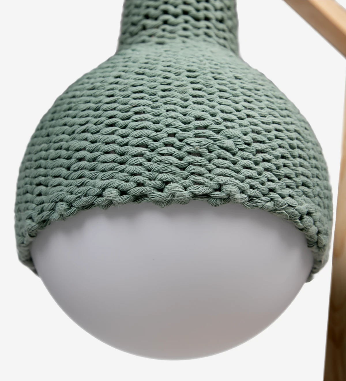  Lampe de table avec structure en bois et lampe au crochet vert.