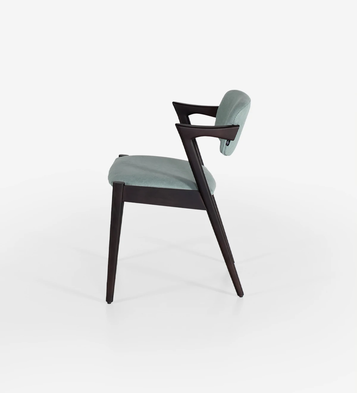 Chaise en bois de frêne brun foncé avec assise et dossier rembourrés en tissu.