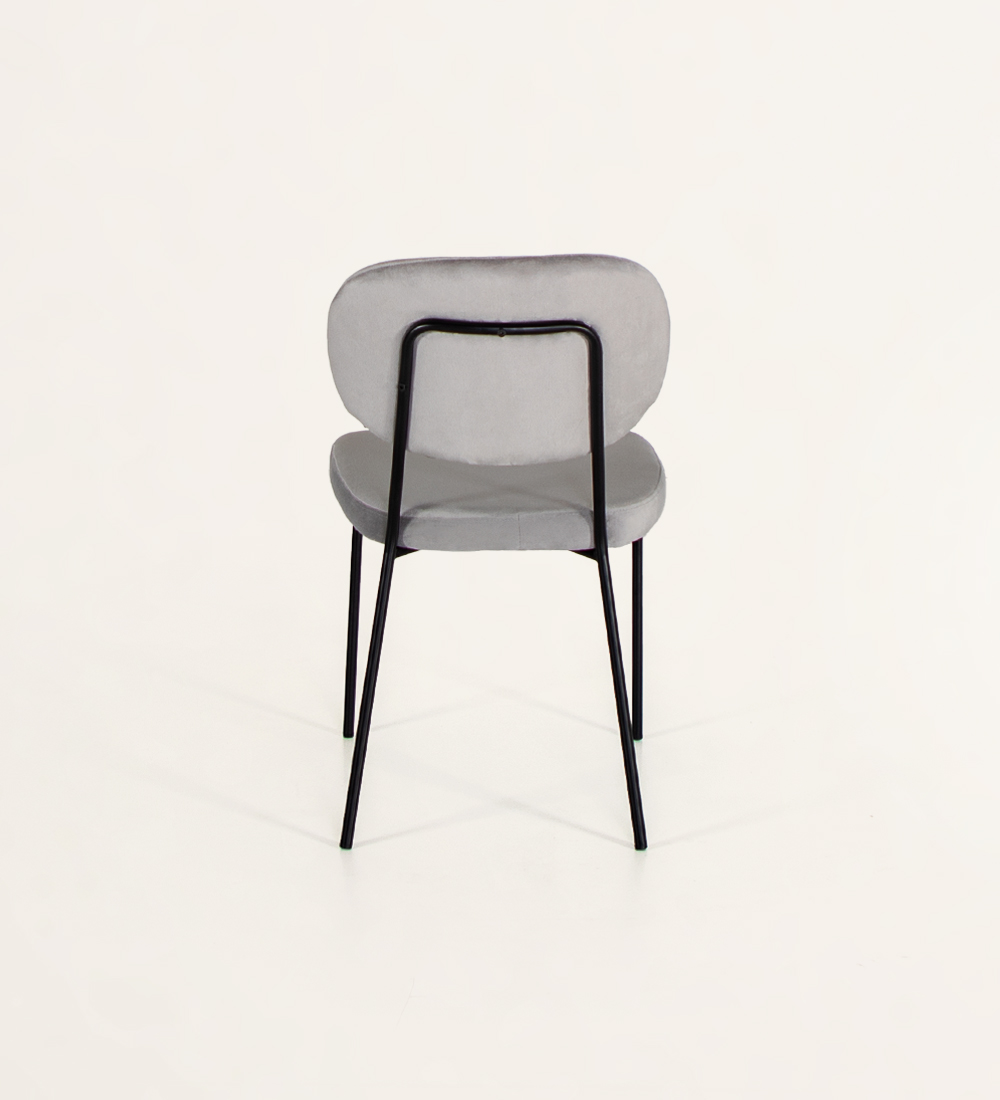Cadeira em veludo cinza.