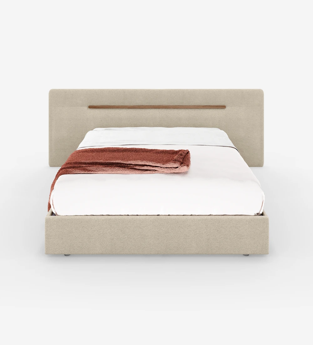 Lit double avec tête de lit rembourrée et sommier, détail en noyer, avec rangement via un lit surélevé.
