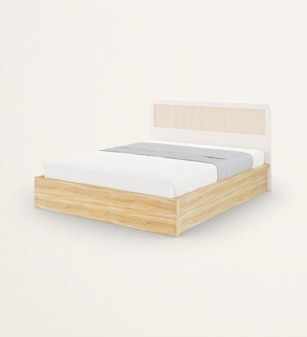 Lit double en chêne naturel, tête de lit en laque perle avec détail en rotin.