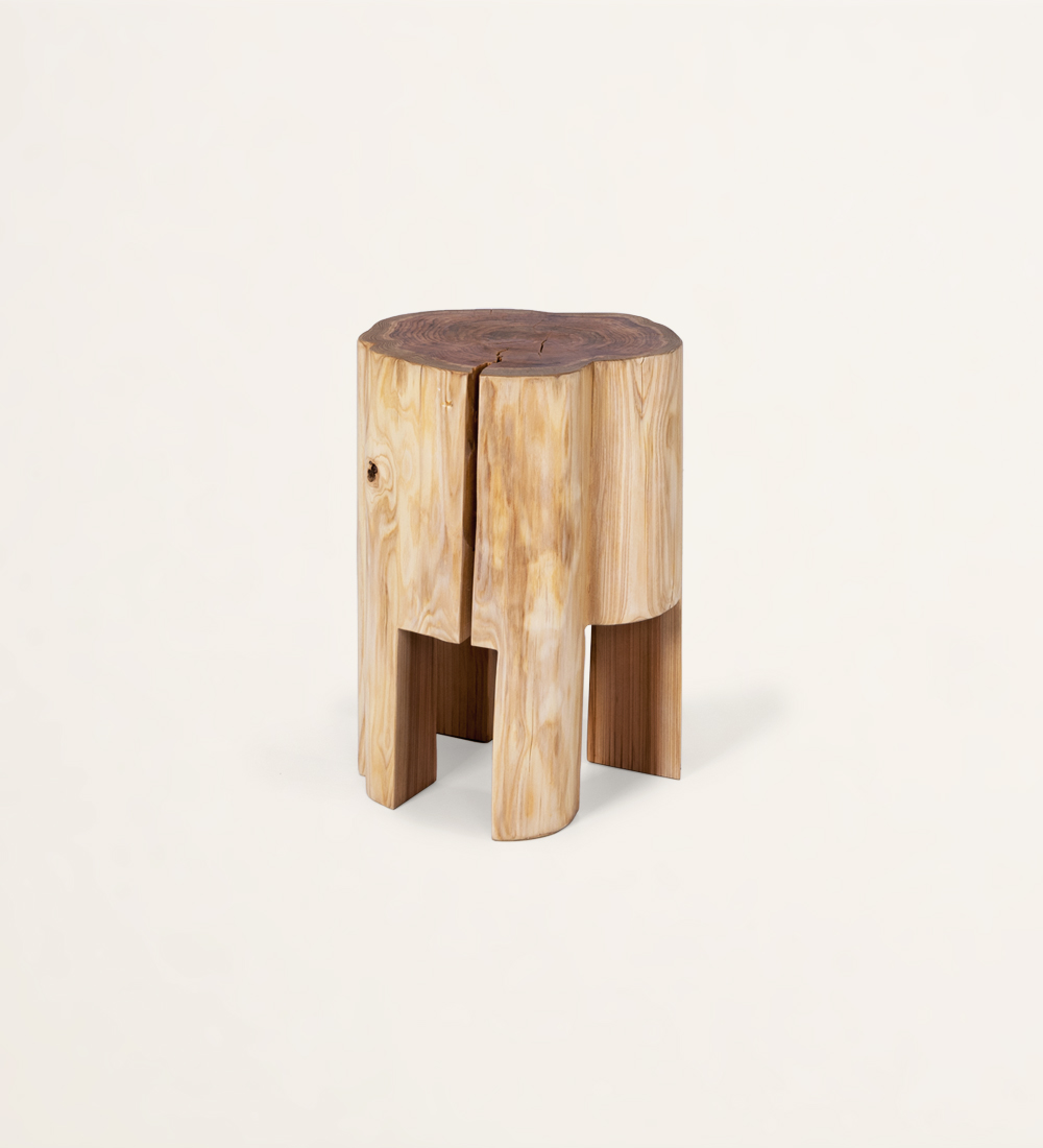 Mesa auxiliar tronco en madera natural de criptomeria, con 4 pies.