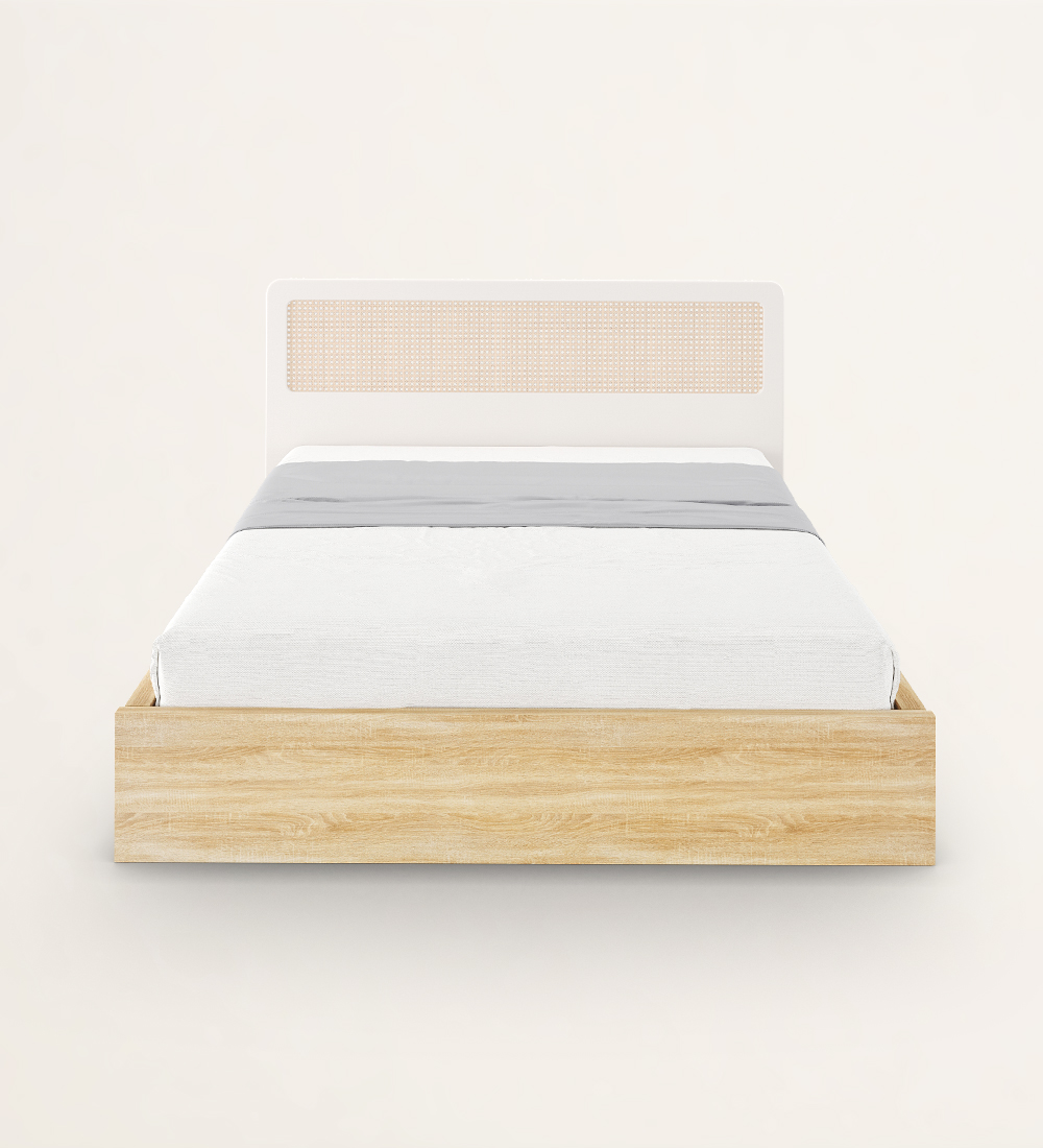 Lit double en chêne naturel, tête de lit en laque perlée avec détail en rotin, rangement via un lit surélevé.