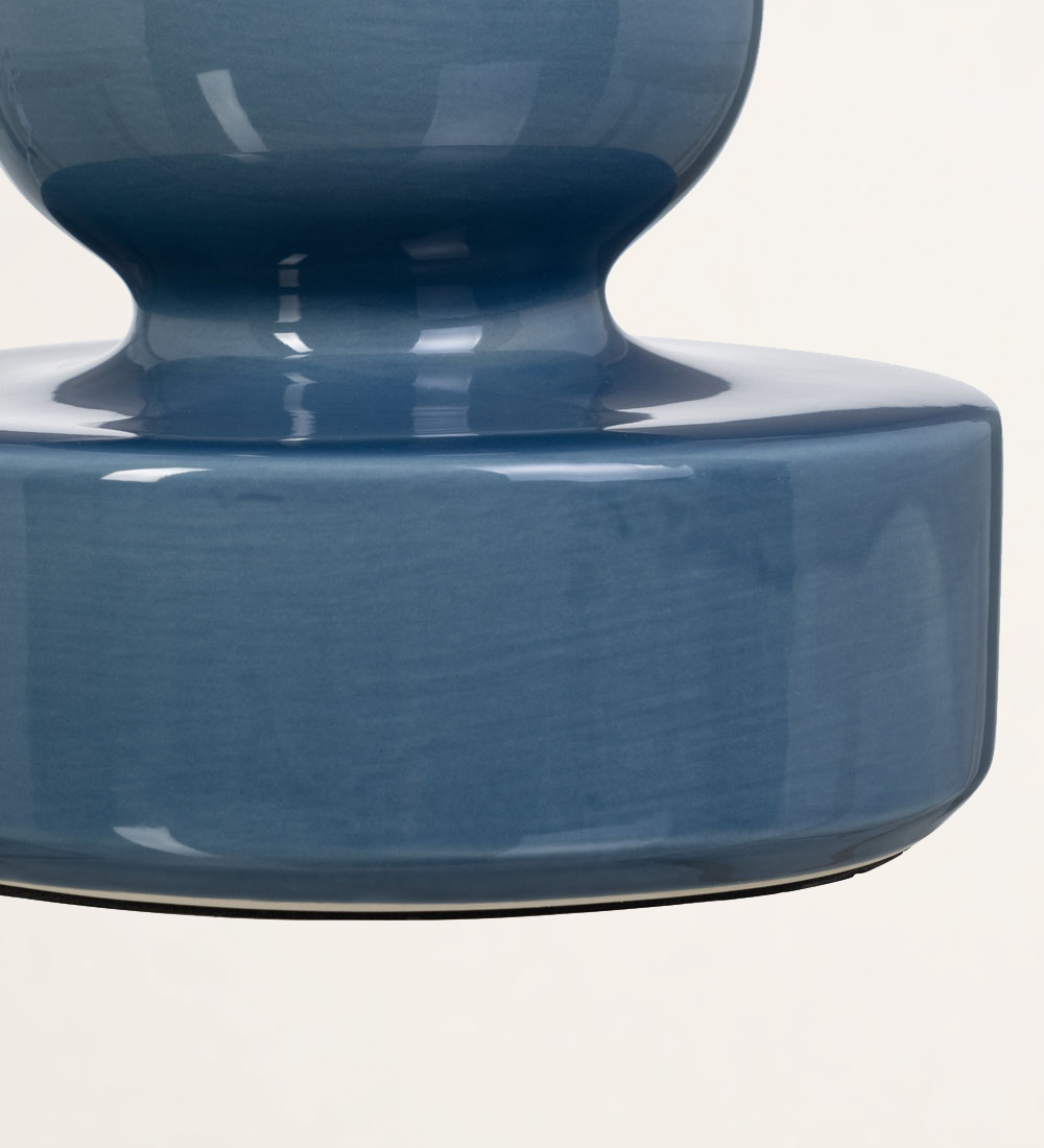 Candeeiro de mesa em cerâmica azul com abat-jour