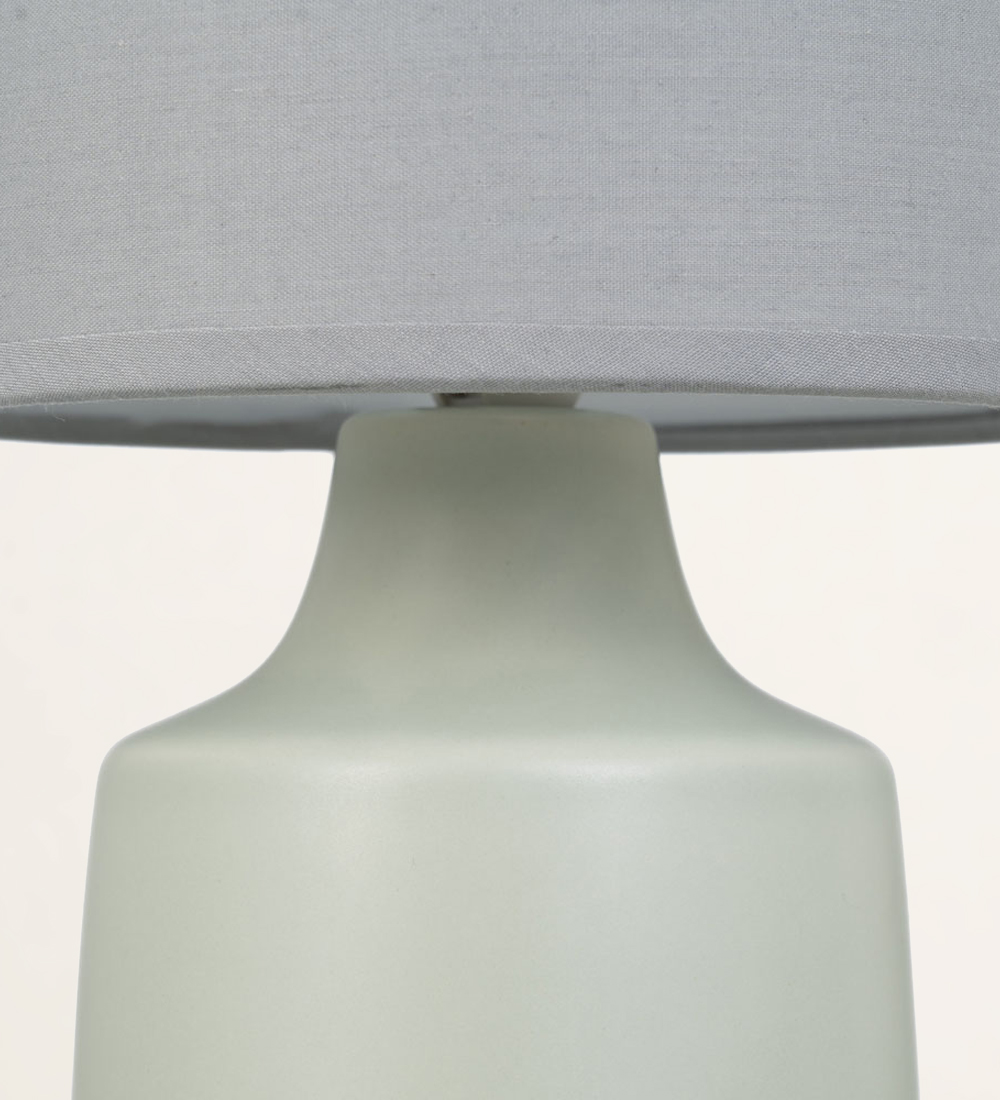 Lámpara de mesa de cerámica verde claro con pantalla