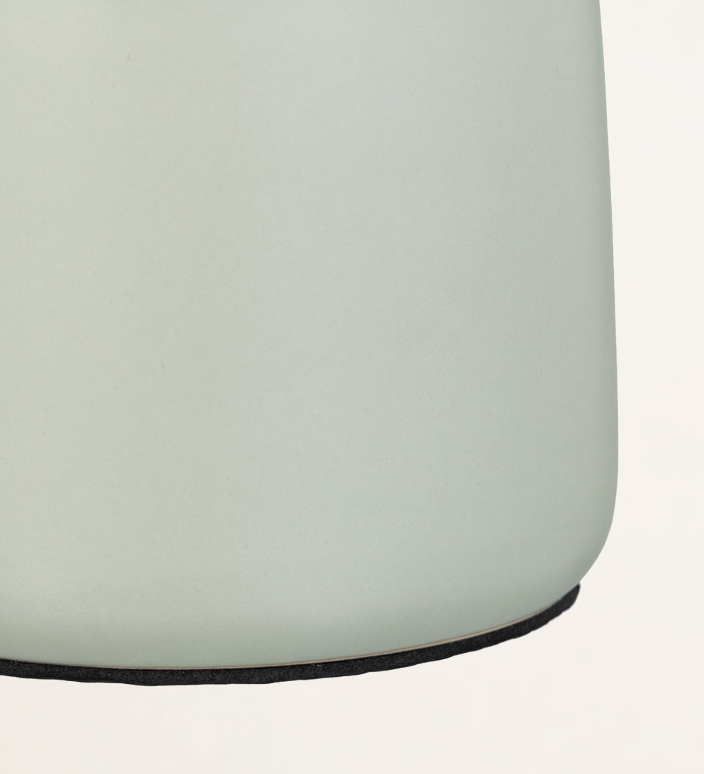 Lámpara de mesa de cerámica verde claro con pantalla