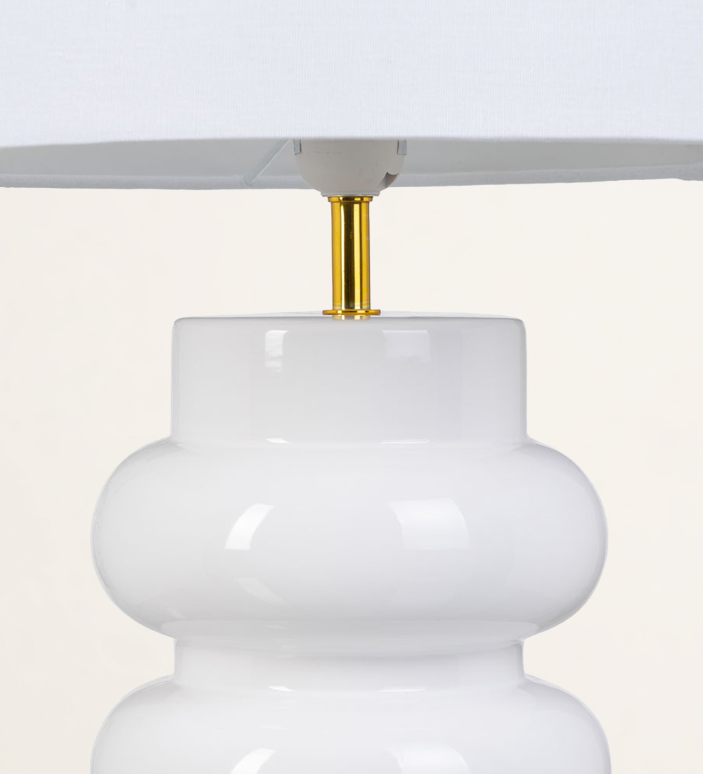 Lámpara de mesa de cerámica blanca con pantalla