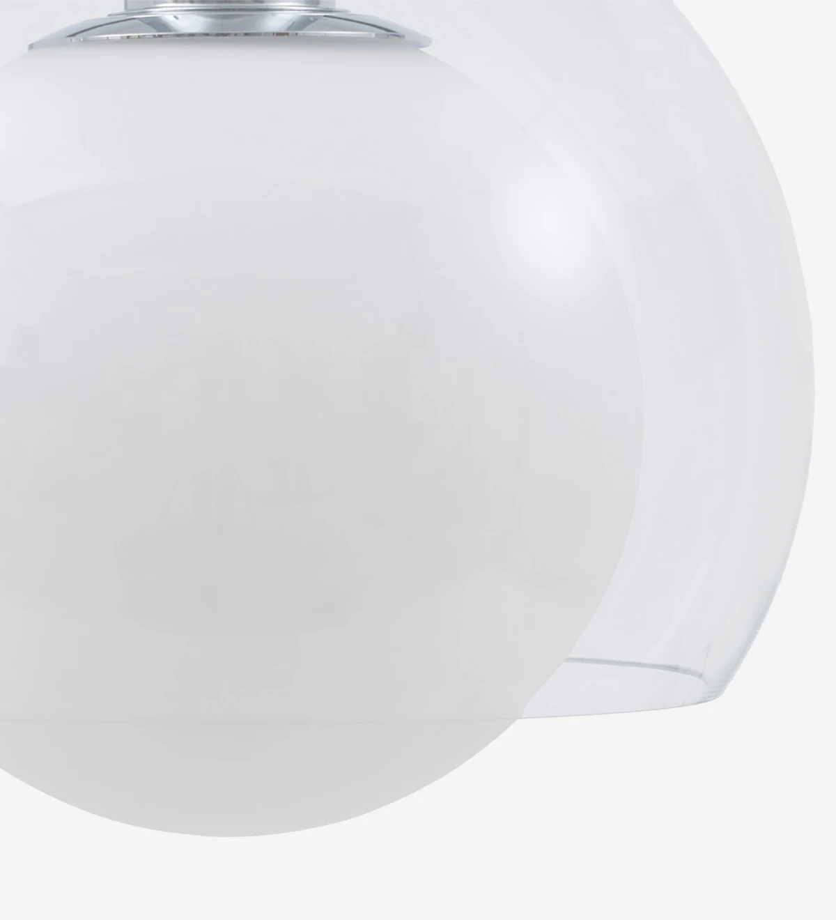 Lámpara de suspensión en metal cromado con difusor de cristal blanco y cristal transparente.