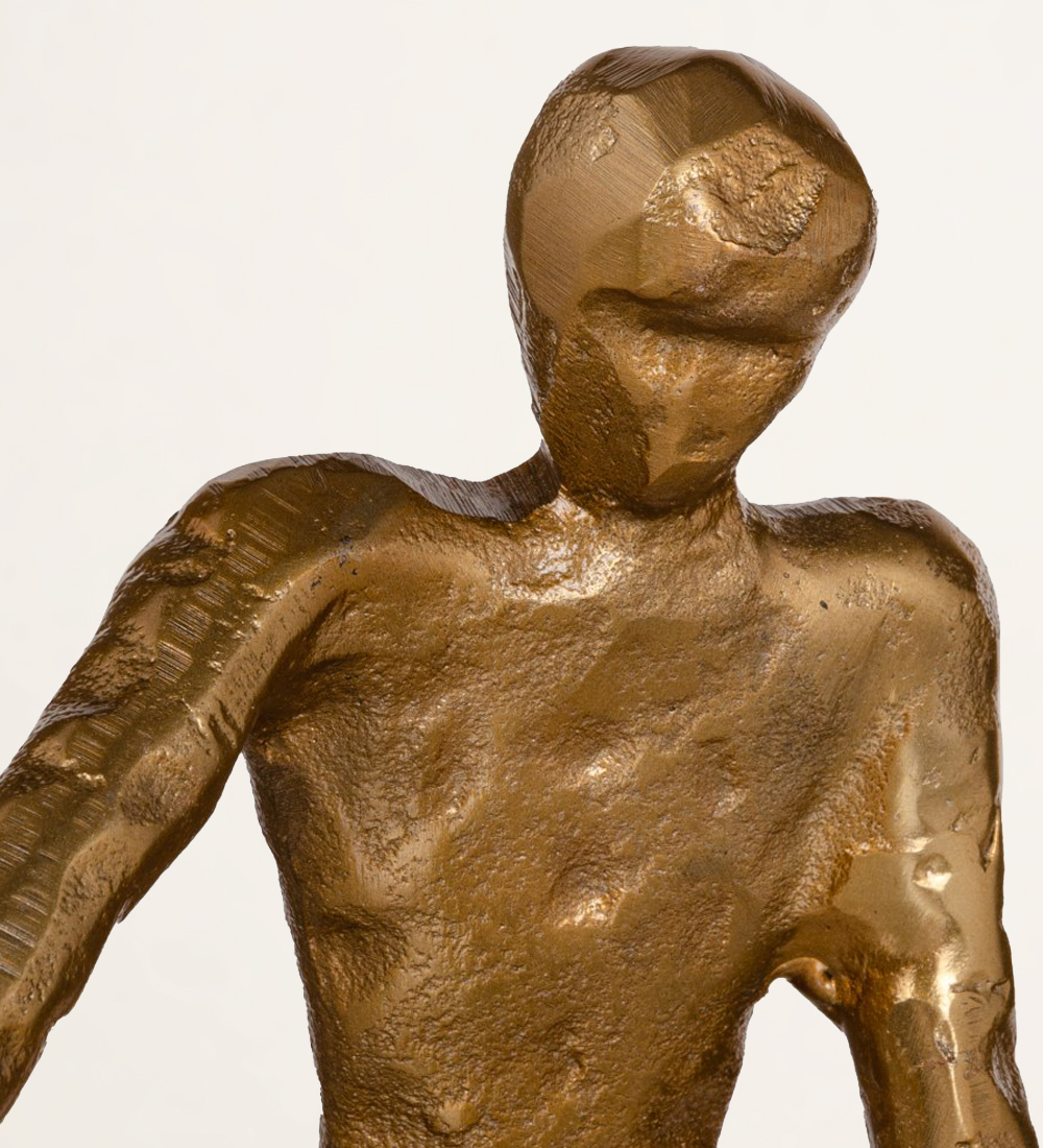 Escultura hombre sentado en aluminio dorado