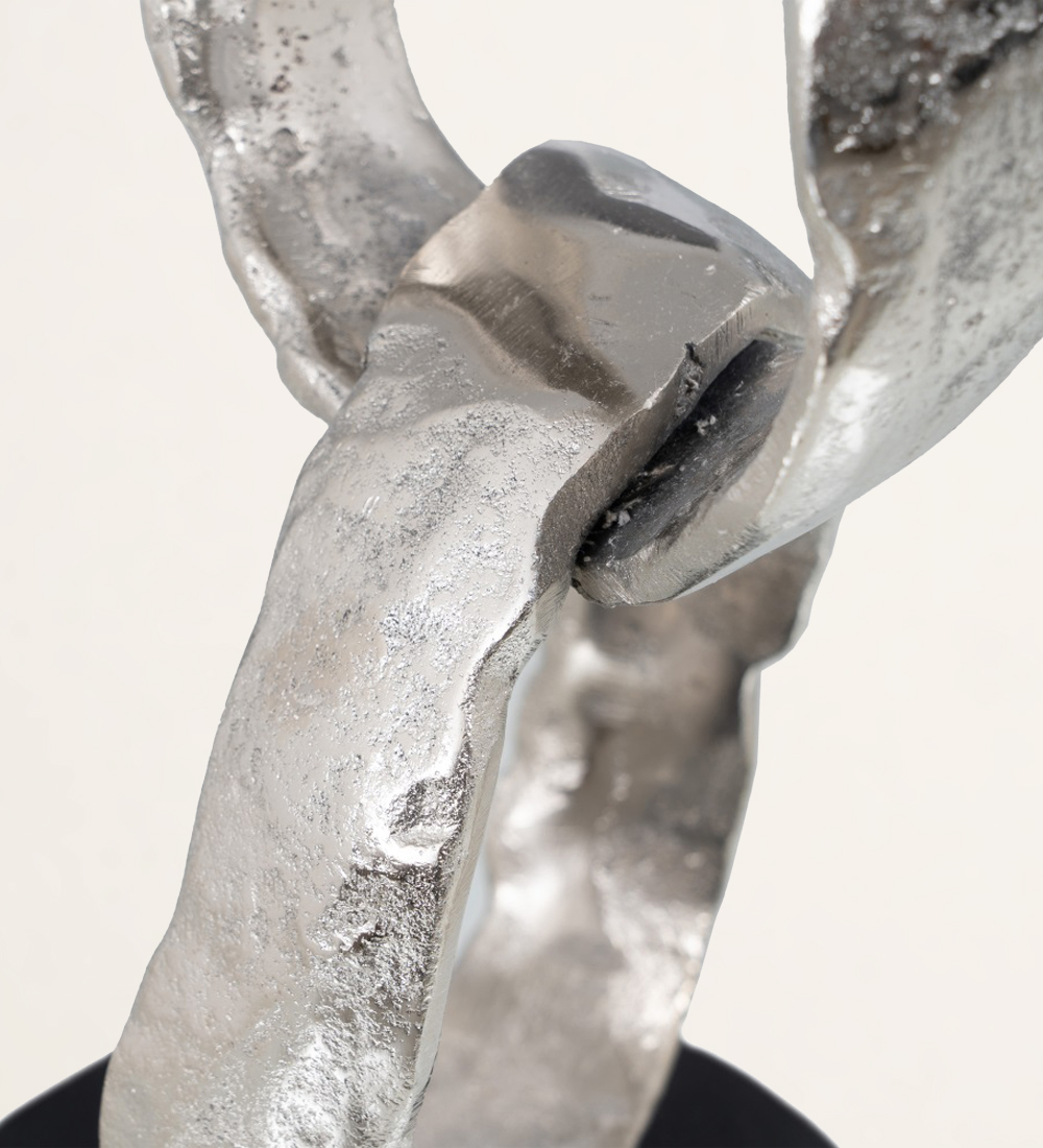 Figura com argolas em alumínio prata e negro