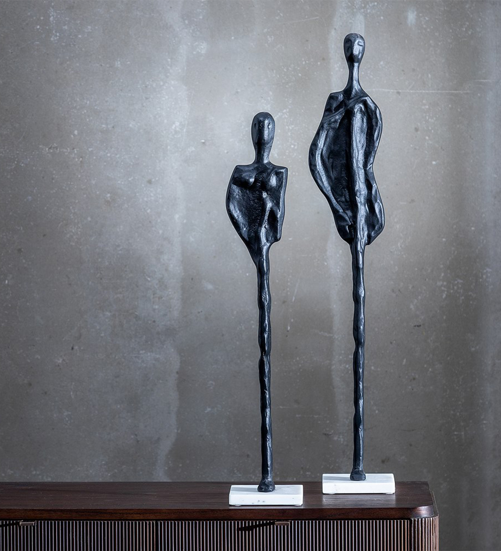 Escultura de aluminio negro y peana de mármol