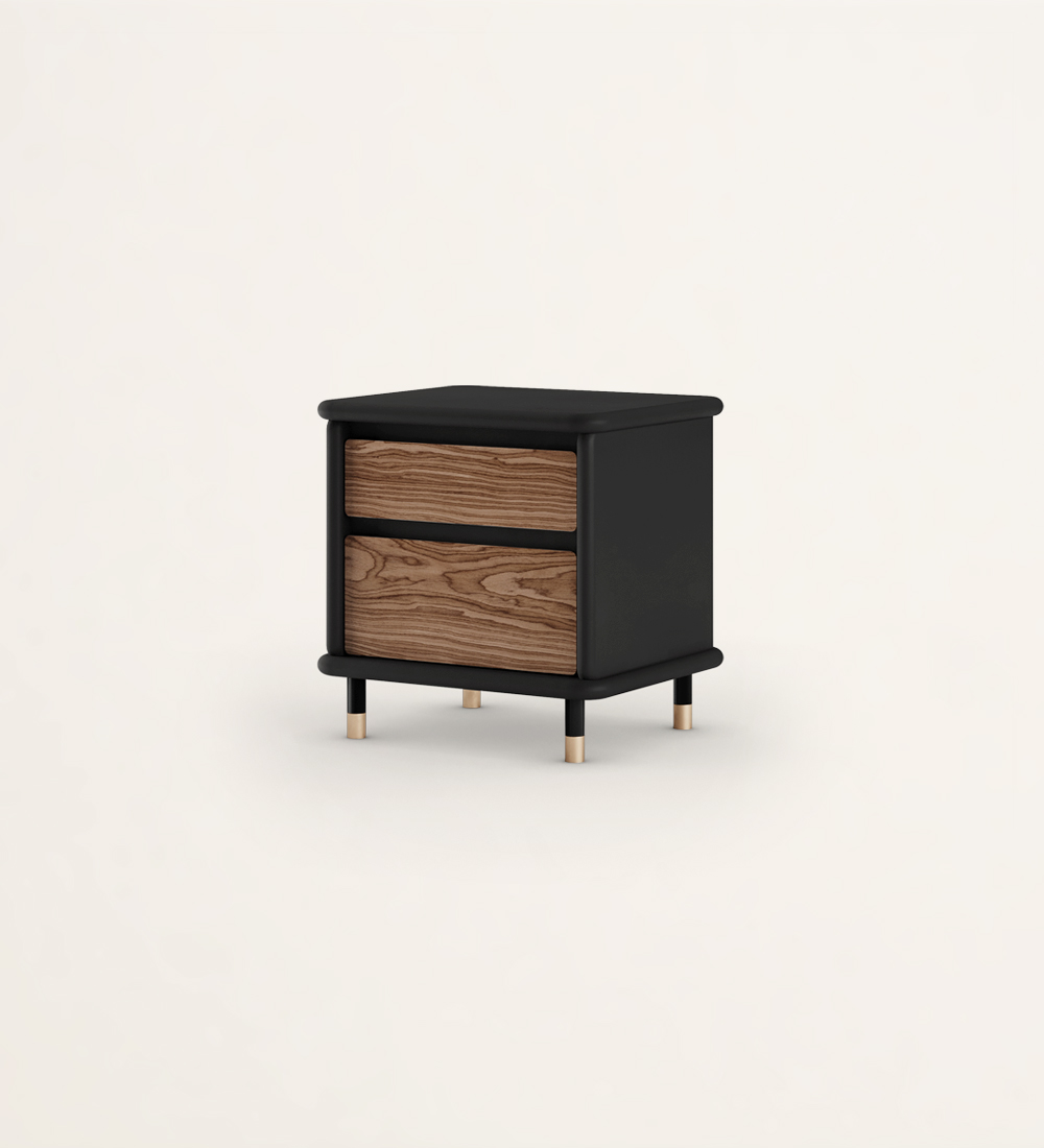 Mesa de cabeceira com 2 gavetas em nogueira selecionada e estrutura em lacado negro, pés lacados a negro com pormenor dourado.
