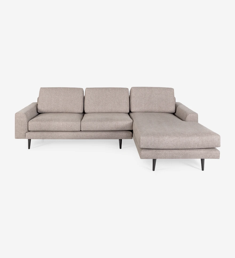 Sofá de 2 plazas con chaise longue, tapizado en tejido, con pies lacados en marrón oscuro.