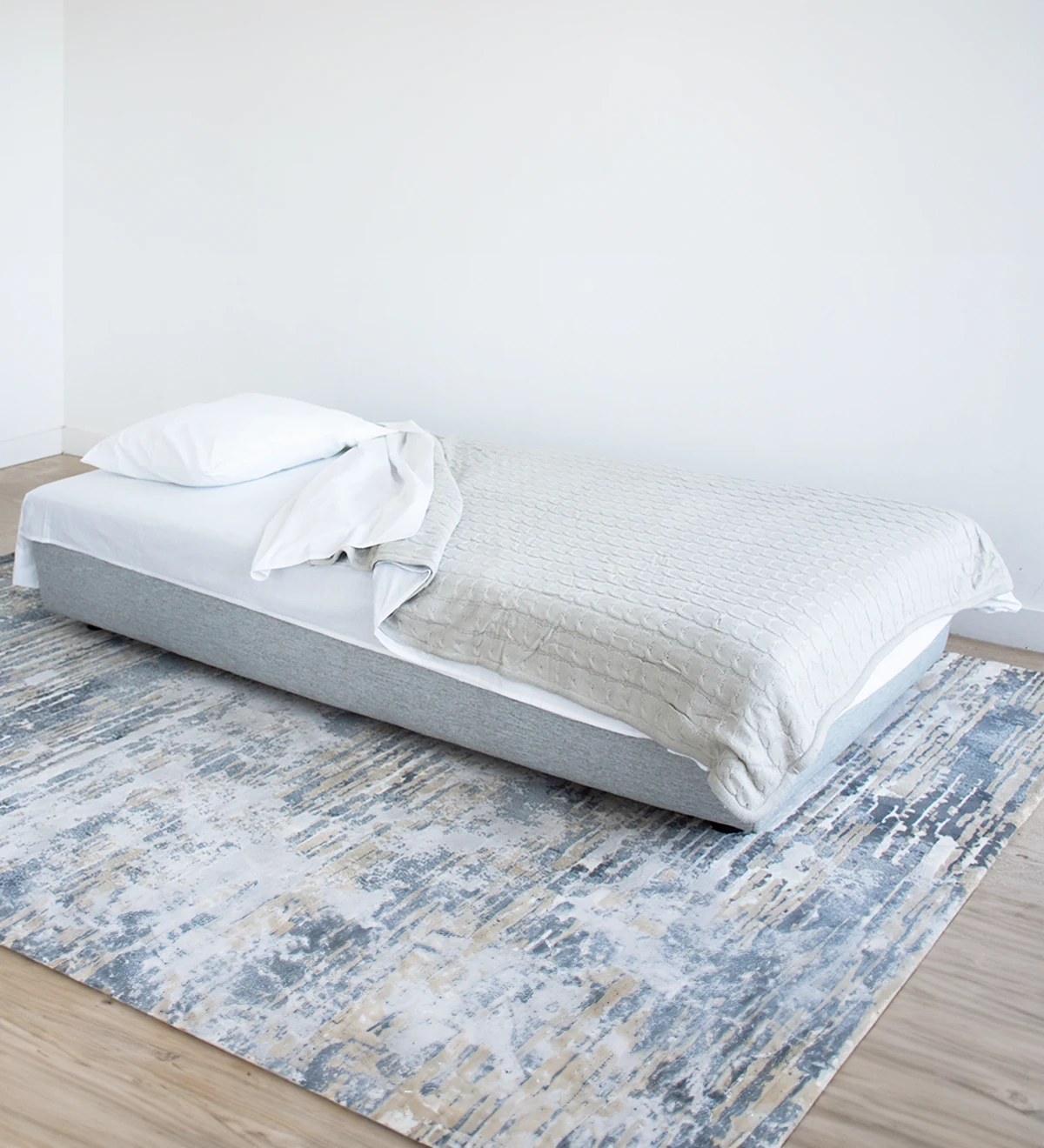 Canapé-lit, revêtu de tissu, avec coussins de dossier amovibles.