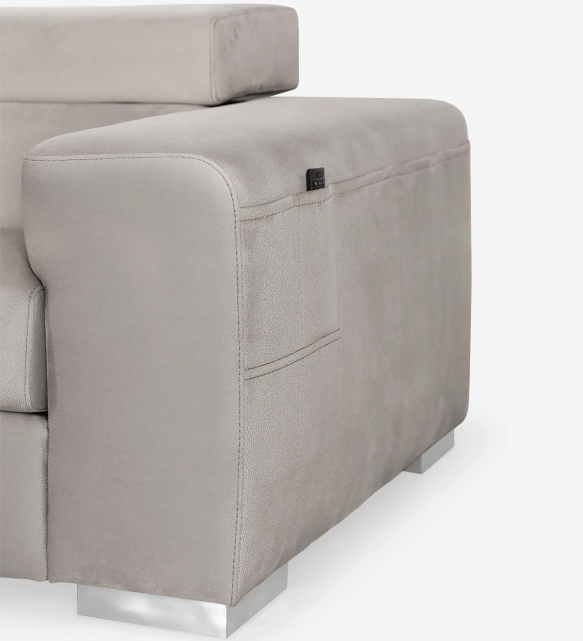 Sofá de 3 plazas con chaise longue, tapizado en tejido, con reposacabezas reclinables.