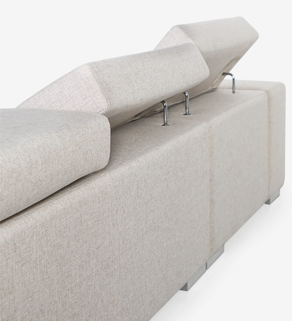 Sofá de 2 lugares com chaise longue, estofado a tecido, com apoios de cabeça reclináveis e pés metálicos.