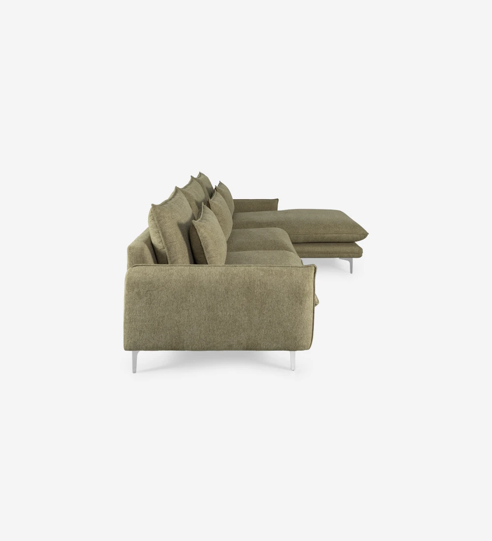 Sofá 2 plazas con chaise longue, tapizado en tejido y con pies metalizados.
