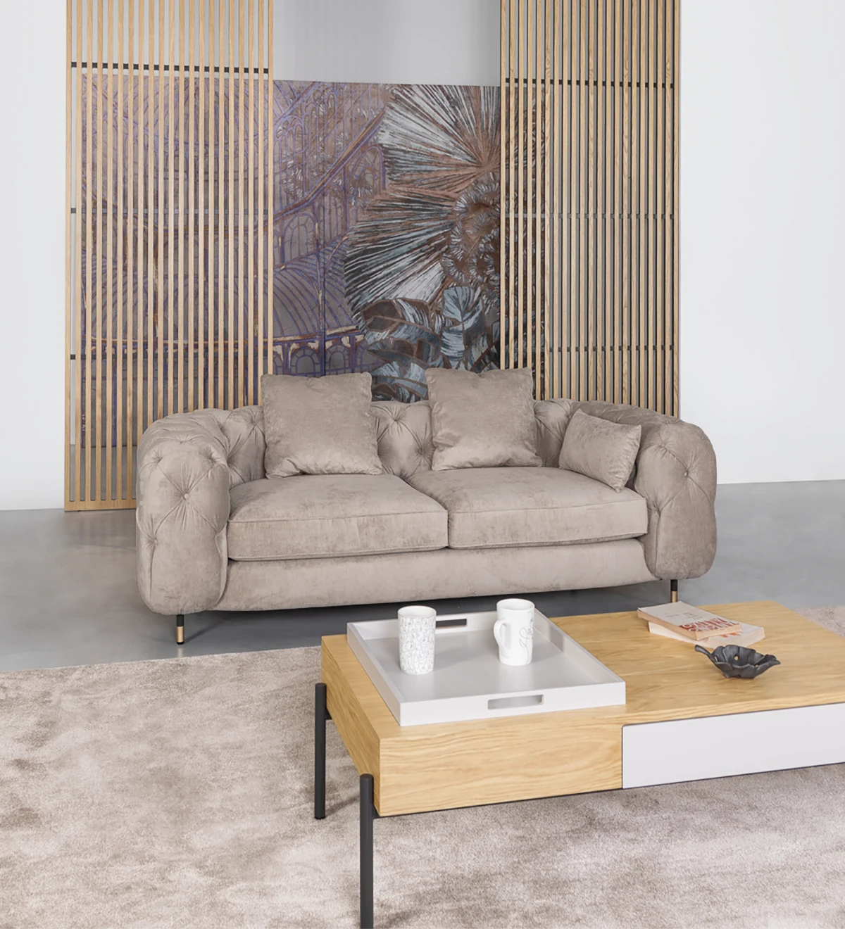 Sofá de 2 plazas tapizado en tela, con pies metálicos lacados en negro con detalle dorado.