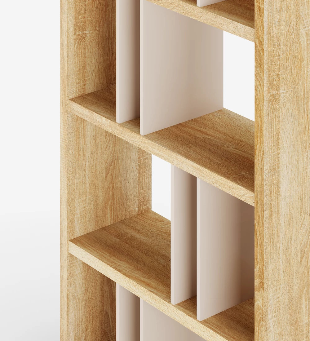 Bibliothèque verticale en chêne naturel avec côtés intérieurs en perle.